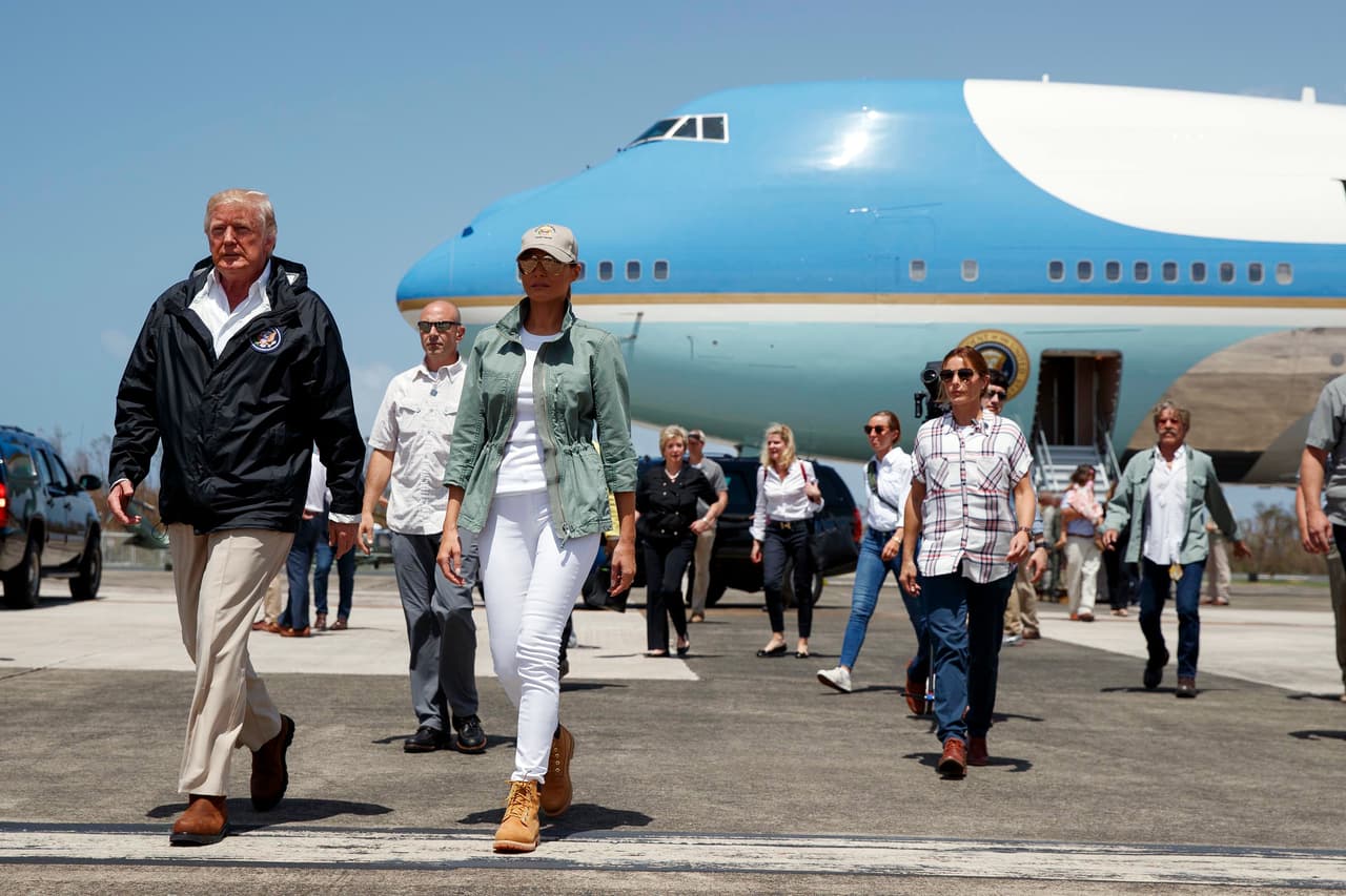 El mandatario habló brevemente con ellos antes de saludar a los militares congregados para recibirle.