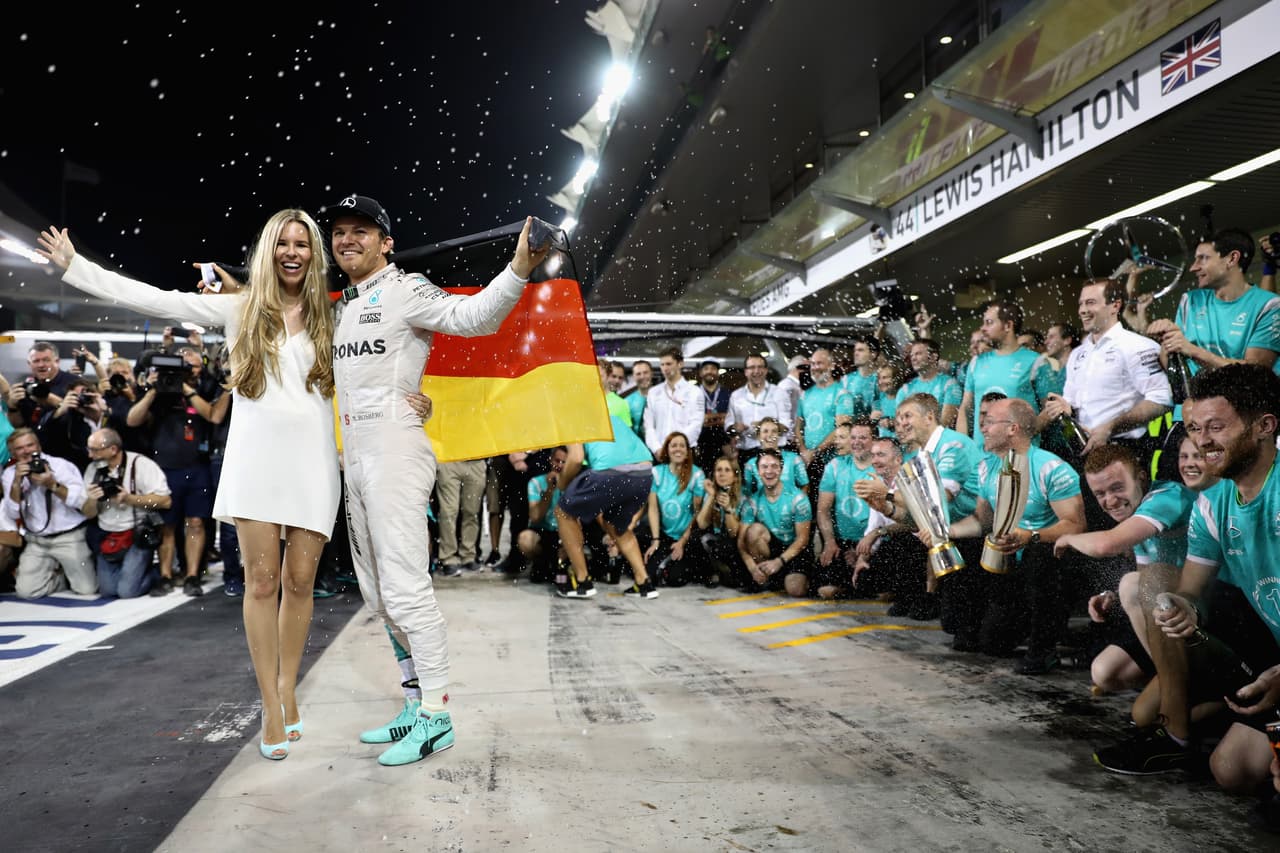 Sorpresivamente 
<b>Nico Rosberg decidió cerrar su campaña en la Fórmula 1</b> para pasar más tiempo con su hija y su esposa Vivian Sibold, quien fuera el gran sostén en el aspecto humano durante estos años. Después de Jody Scheckter, es el 
<b>segundo piloto más joven en retirarse de la categoría habiendo ganado un mundial</b>. 
<b>206 Grandes Premios, 23 victorias, 30 pole positions.</b>