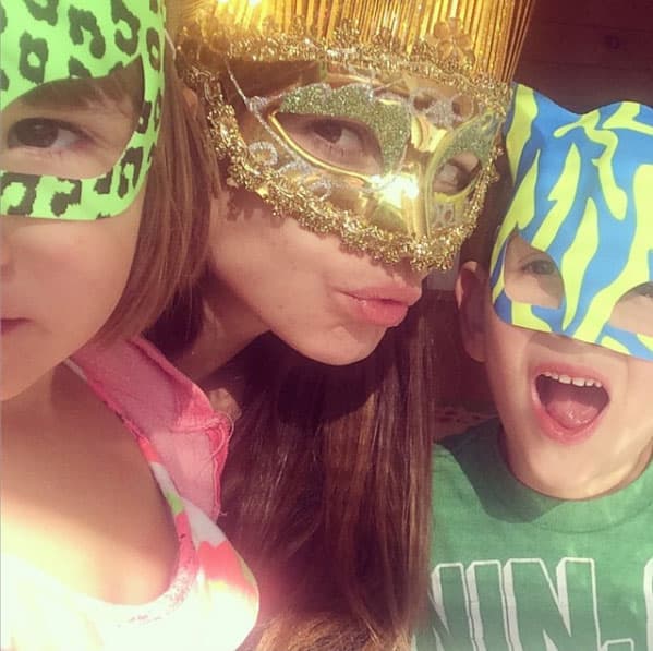 Y es que ahora prefiere hacer cine porque son proyectos cortos y así puede cuidar a sus retoños.