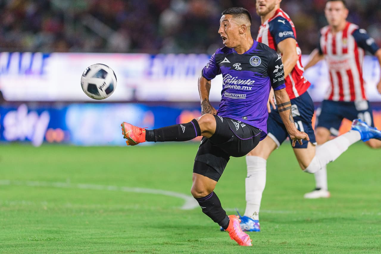 A la media hora de juego, Daniel Amador era derribado por Raúl Gudiño en el área y el árbitro marcaba penal.