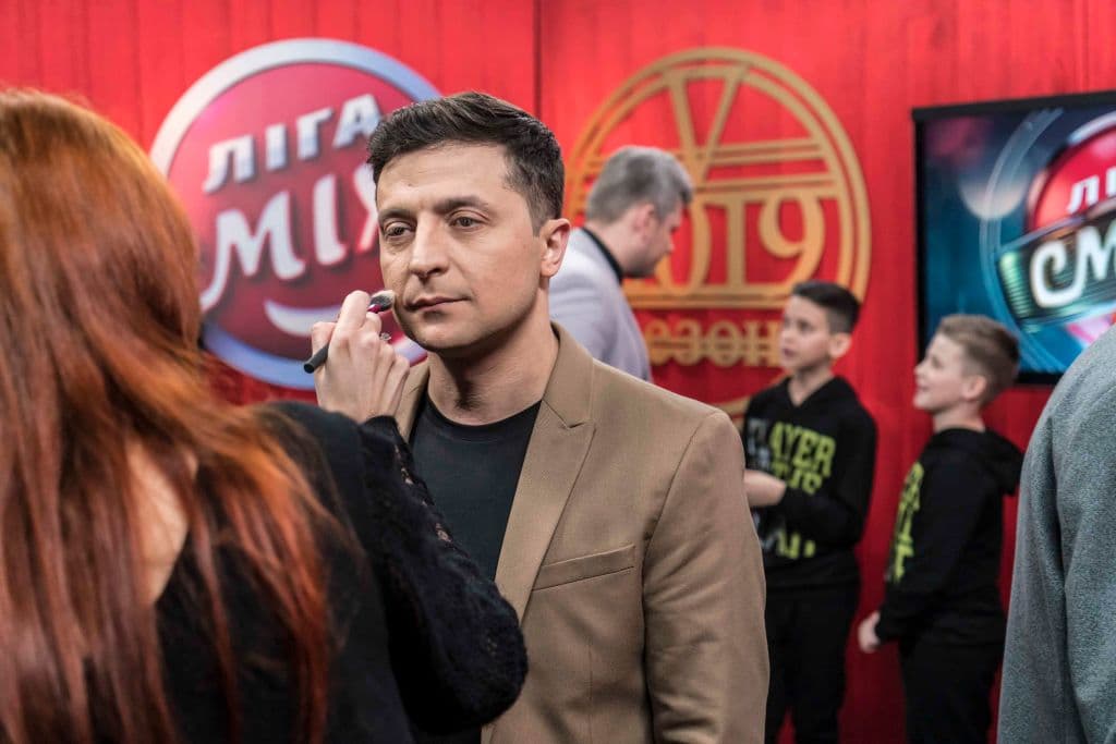 Volodymyr Zelensky se maquilla entre bastidores durante la filmación de su programa de comedia Liga Smeha (Liga de la risa) el 19 de marzo de 2019 en Kiev, Ucrania.