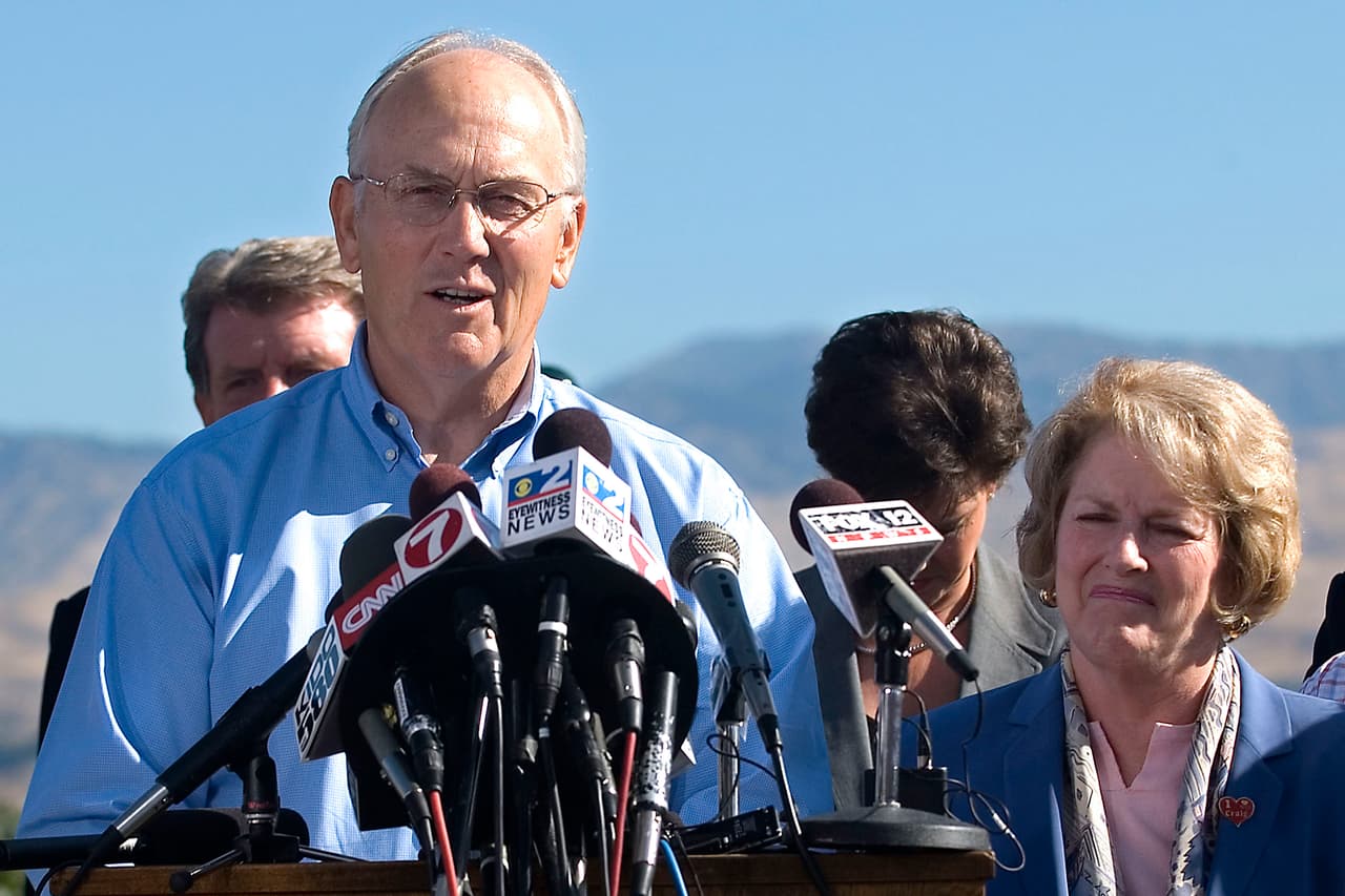 El senador republicano Larry Craig fue arrestado en 2007 en el aeropuerto St. Paul de Mineapolis porque, al parecer, se le insinuó sexualmente a un policía encubierto. Su esposa, Suzanne Thompson, lo acompañó en el acto de su renuncia en septiembre de 2007.