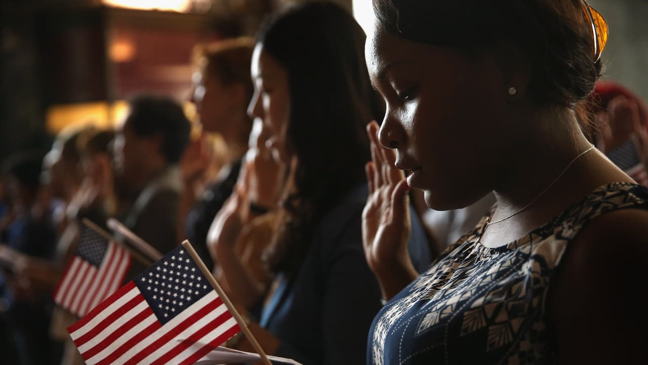 Veinticinco residentes de Chicago se convierten en ciudadanos en la primera ceremonia de naturalización de Lightfoot
