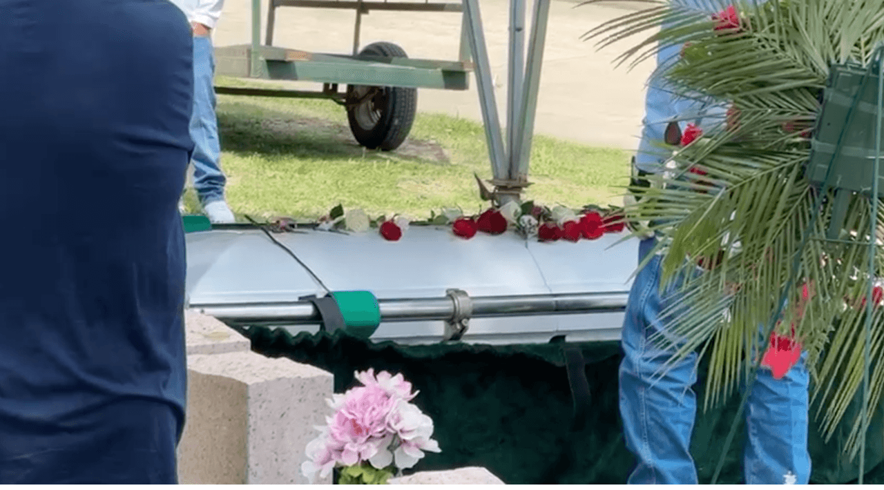 Durante la madrugada del 4 de marzo, 
<b><a href="https://www.univision.com/local/houston-kxln/carlos-fernandez-murio-recibir-disparo-dormia-estudiante-galena-park-isd" target="_blank">Terry Bryan Rivera llegó al apartamento de su expareja</a></b> a las 3:00 am en 13921 Alderson Street, cerca de Freeport Street, al este del condado Harris.