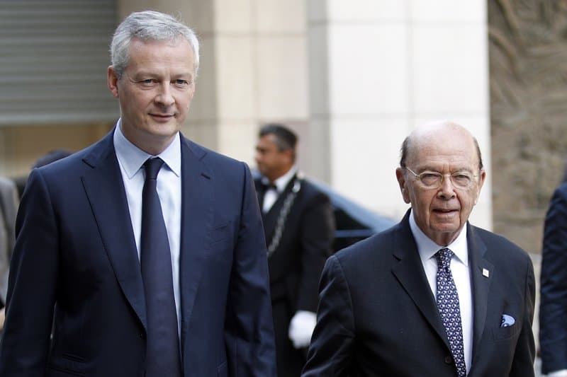 French Finance Minister Bruno Le Maire (l), welcomes US Secretary of Commerce Wilbur Ross prior to their meeting in Paris, May 31, 2018.
