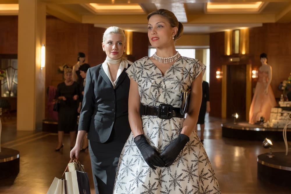 Pero comienza a ser humillada por sus amigas.