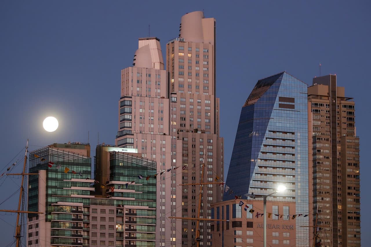 Asi se vio la superluna desde Buenos Aires, Argentina, la noche de este martes.