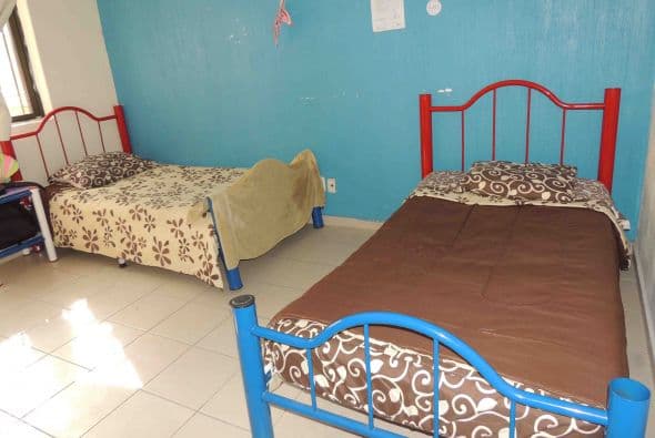 La habitación en el refugio la comparte con otros dos chicos ahí albergados. Foto: LSantacruz.