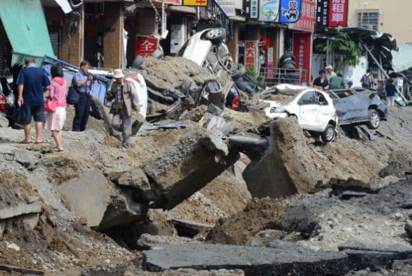 Las autoridades explicaron que las explosiones se debieron a fugas subterráneas de gas.