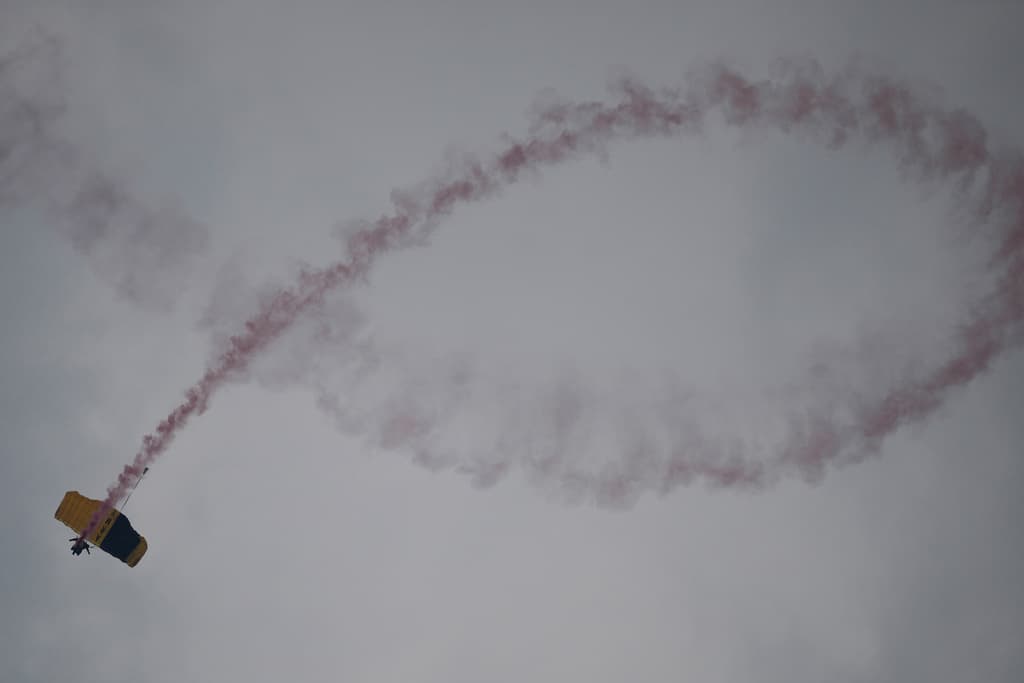 Una columna de humo de colores deja una estela de un miembro del equipo de paracaidistas de los Caballeros Dorados del Ejército durante un desfile militar en conmemoración del 250.º aniversario del Ejército, coincidiendo con su 79.º cumpleaños, el sábado 14 de junio de 2025 en Washington. (Foto AP/Julia Demaree Nikhinson)