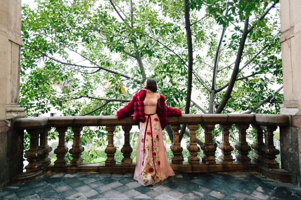 Para su fiesta soñada, la joven cantante de regional mexicano, nominada al Latin GRAMMY 2018 en dos categorías, eligió cuatro vestidos. Este es uno de ellos en tonos rosados con flores estampadas.
