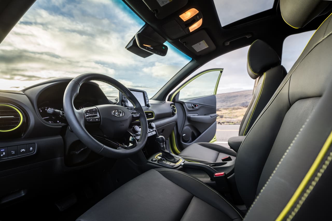 <b>Hyundai Kona 2018</b>
<br>Otras características del equipamiento de la versión más alta de la gama serán: pantalla táctil de ocho pulgadas, un pequeño quemacocos, sistema de audio Harman Infinity de ocho bocinas y cargador inalámbrico.