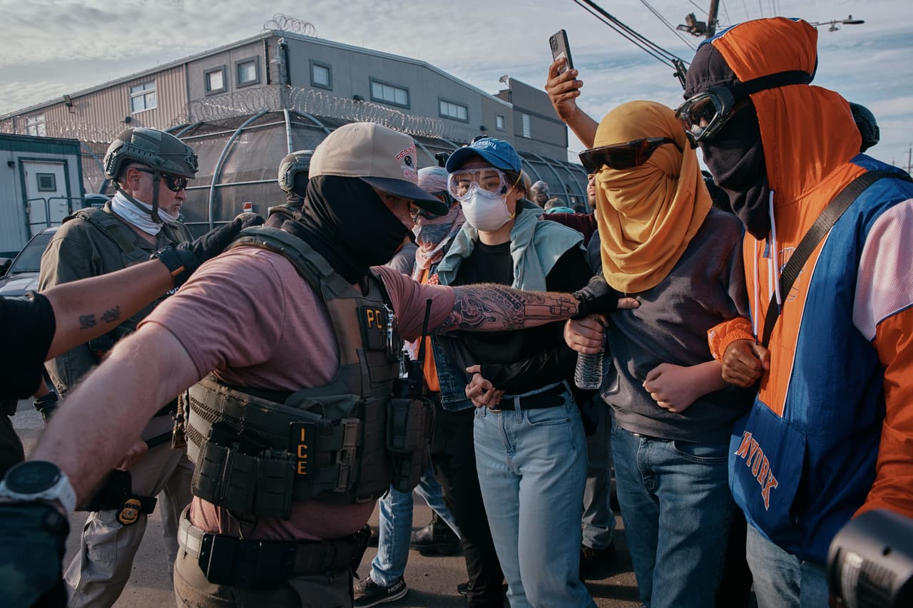 Manifestantes se enfrentan a agentes del ICE frente al centro de detención Delaney Hall mientras se manifiestan cerca de las puertas de entrada, el miércoles 27 de mayo de 2026, en Newark, N.J. (Foto AP/Andres Kudacki)