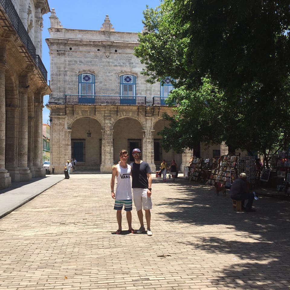 Además, Nicolás muestra que mantiene una buena relación con el esposo de su mamá. Aquí, aparece junto a Emiliano Salinas, en su vacaciones por La Habana, Cuba.