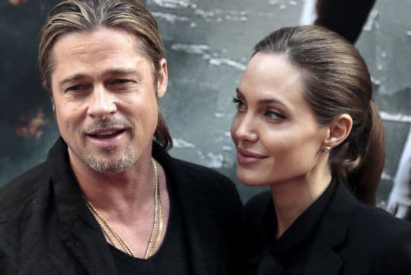 Brad Pitt y Angelina JolieSe conocieron durante el rodaje de Mr. and Mrs. Smith, él aún estaba casado con la actriz Jennifer Aniston, pero Jolie le robó la mirada y el corazón.