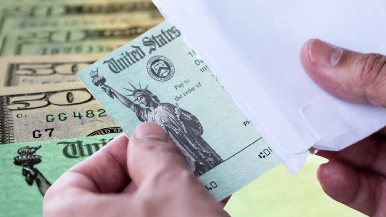 Si necesitas más información sobre tu reembolso
<b>llama al 800-829-1040</b> para particulares. Para empresas llama al 800-829-4933. Personas con problemas de audición llamar al 800-829-4059.