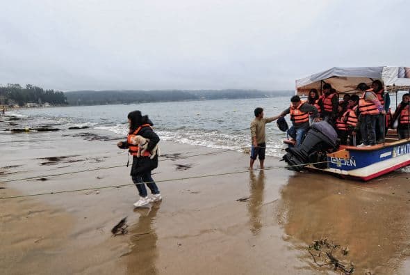 El remero Emilio Gutiérrez pasea turistas por el río Maule y, con disimulo, acerca su pequeña lancha a cualquier cosa extraña que flote sobre su superficie: podría ser su hijo, que desapareció sumergido por el tsunami que siguió al terremoto de 8.8 de magnitud, y que en la madrugada del 27 de febrero devastó la costa del centro sur de Chile.