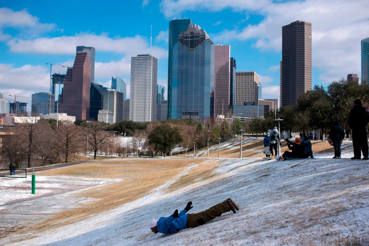 <b>Una tormenta invernal provoca una emergencia en Texas</b>
<br>
<br>Un hombre juega con la nieve en Houston, el 15 de febrero. Una tormenta invernal sin precedentes afectó gran parte del centro de Estados Unidos y dejó a millones sin electricidad en temperaturas heladas. Según los científicos, los fenómenos de frío extremo no suceden a pesar del aumento de la temperatura global, sino que es otra de sus consecuencias.