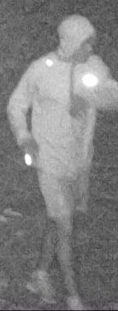 Las autoridades buscan a dos sospechosos que presuntamente apuñalaron a un hombre esta semana mientras trotaba en un parque. El incidente se registró este martes a las 7 am de la mañana en Graves Park, ubicado en el 1540 de Graves Road en Norcross, informó este viernes el Departamento de Policía del condado de Gwinnett.