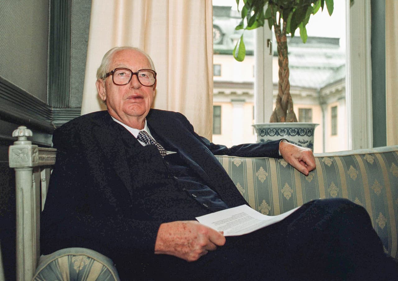 <h3 class="cms-H3-H3">17. La familia Rausing</h3>
<br>
<br>Hans Rausing y su hermano Gad Rausing heredaron Tetra Pak en 1983 después de la muerte de su padre. 
<b>Cuando los hermanos heredaron la empresa, ya era el principal líder en envasado de alimentos</b>. 
<br>
<br>Mientras el padre de Hans estaba vivo, trabajó como director ejecutivo. En los años ochenta, Hans se retiró del negocio y vendió una parte de su negocio a Gad por 7,000 millones de dólares. La fortuna familiar, no obstante, asciende a 32,500 millones de dólares. 
<br>