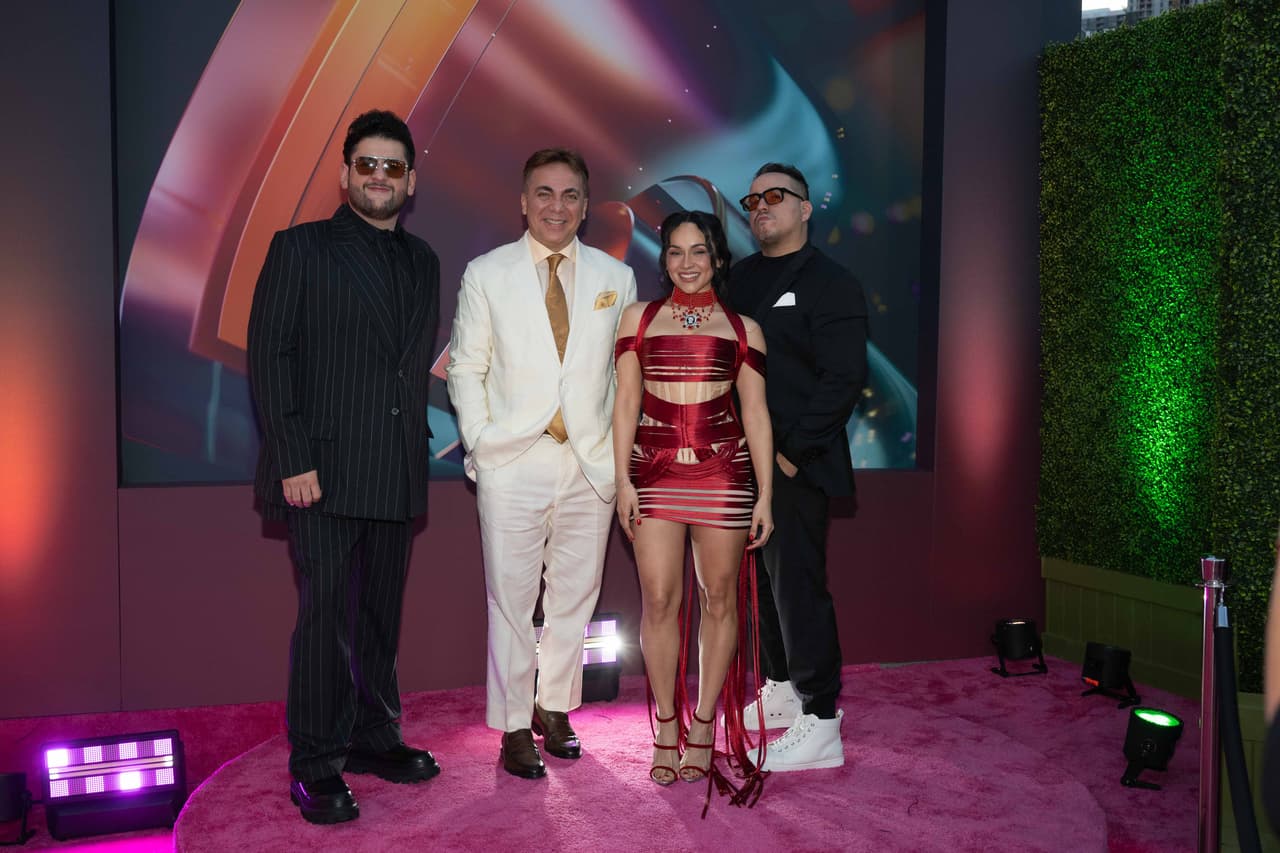 Cristian Castro posando muy bien acompañado de los integrantes del grupo Matisse.