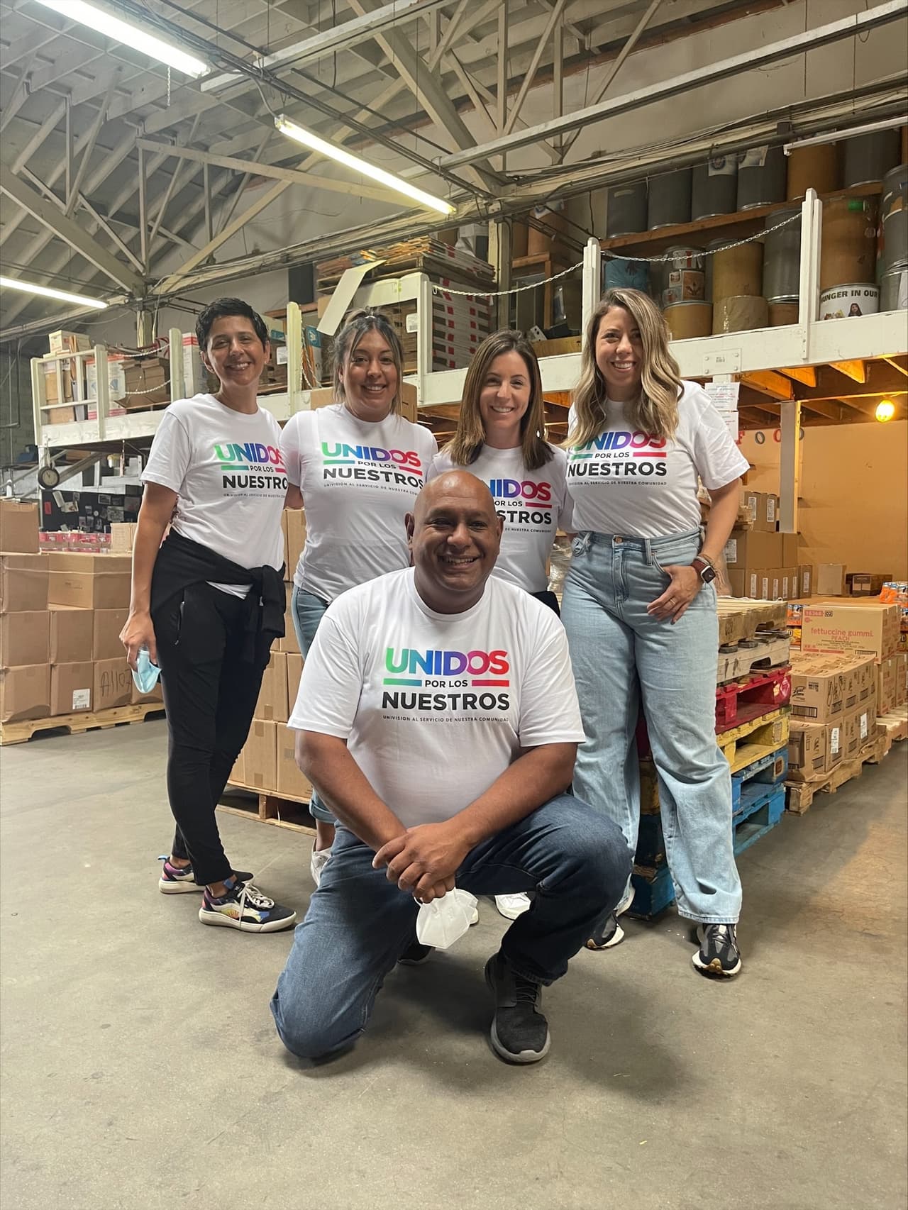 Empleados de Univision 34 Los Angeles sirviendo a la comunidad el 14 de octubre durante el Dia de Servicio "Unidos Por Los Nuestros"