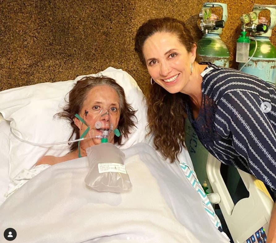 La noche del domingo 30 de agosto se dio a conocer
<b> <a href="https://www.univision.com/famosos/companeros-de-cecilia-romo-de-como-tu-no-hay-2-se-despiden-de-la-actriz-tras-su-fallecimiento-fotos" target="_blank">la muerte de la actriz Cecilia Romo</a></b>, quien padeció las secuelas del coronavirus durante 169 días. La mayoría de ese tiempo lo pasó internada en el hospital. La veterana actriz, recordada por papeles en 
<b><a href="https://www.univision.com/tlnovelas/una-historia-de-amor-con-cadenas-de-amargura-fotos#7fa677af0000" target="_blank">Cadenas de Amargura</a></b> y recientemente en 
<b><a href="https://www.univision.com/shows/como-tu-no-hay-dos" target="_blank">Como Tú No Hay 2</a></b>, fue contagiada en marzo pasado. Tenía 74 años.
<br>