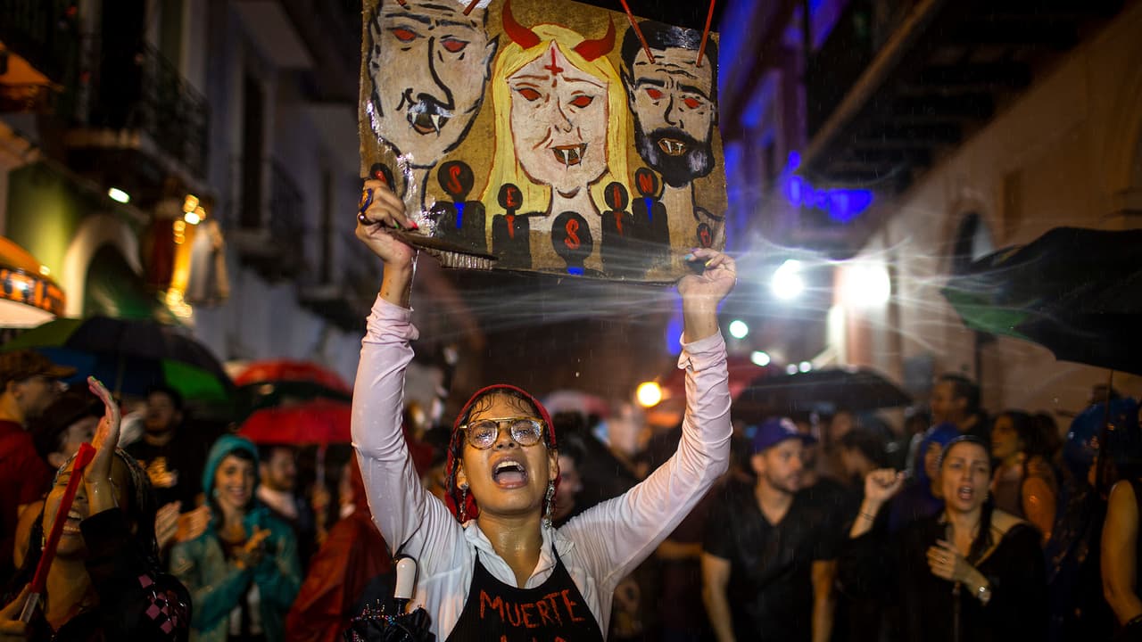 Residente, cacerolas y una guillotina: Piden en San Juan la renuncia de Wanda Vázquez