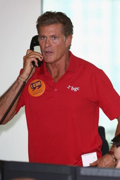 10- David Hasselhoff. El chico de “Baywatch” comenzó a batallar con alcohol en los principios de la década de los 70. Vestido solo con pantalones, se escapó de un rehab en el 2002.