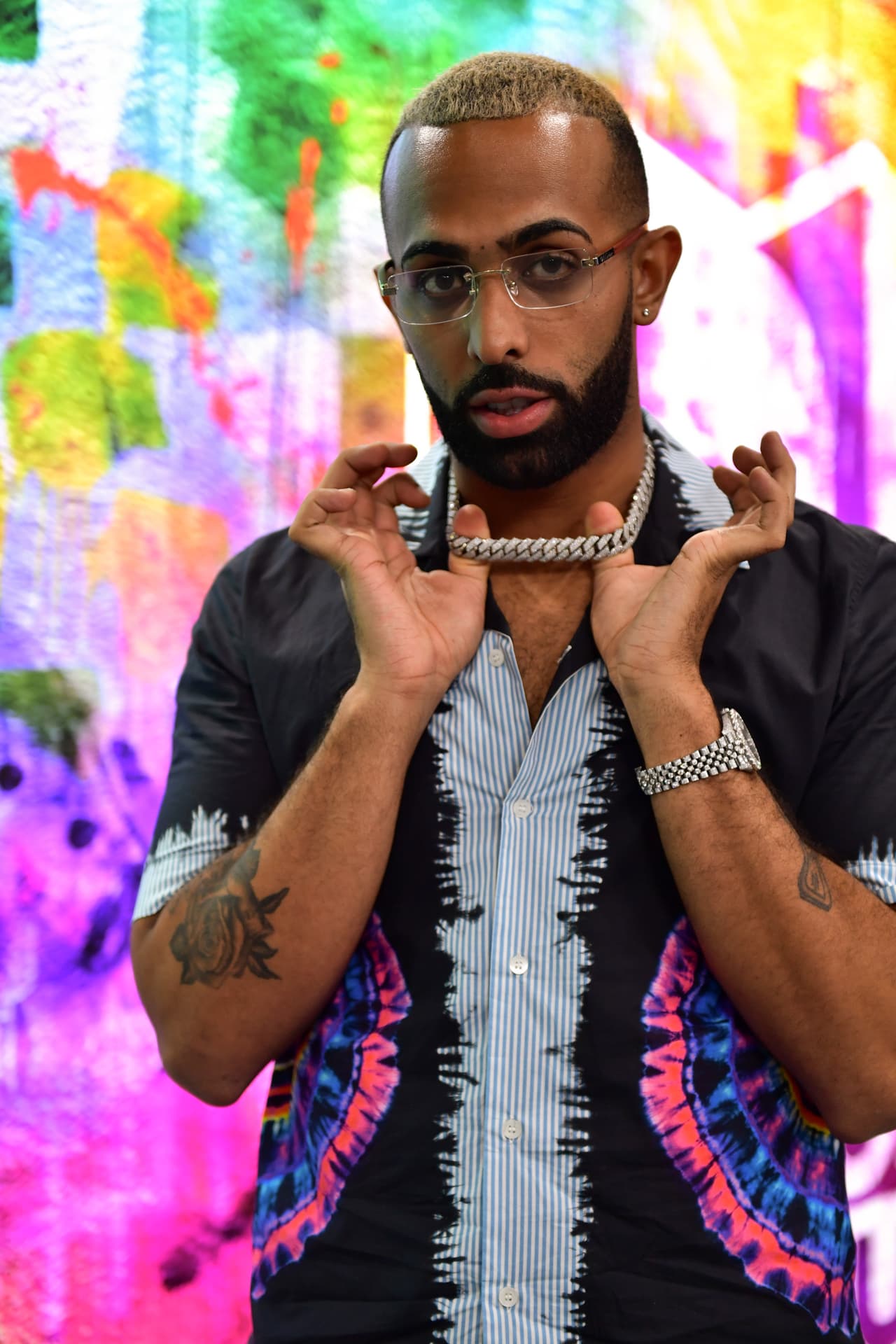 Eladio Carrión fue el más fashion de la tarde. Además de ser el único que llevó shorts (no le gustan los pantalones), también eligió prendas súper coloridas.