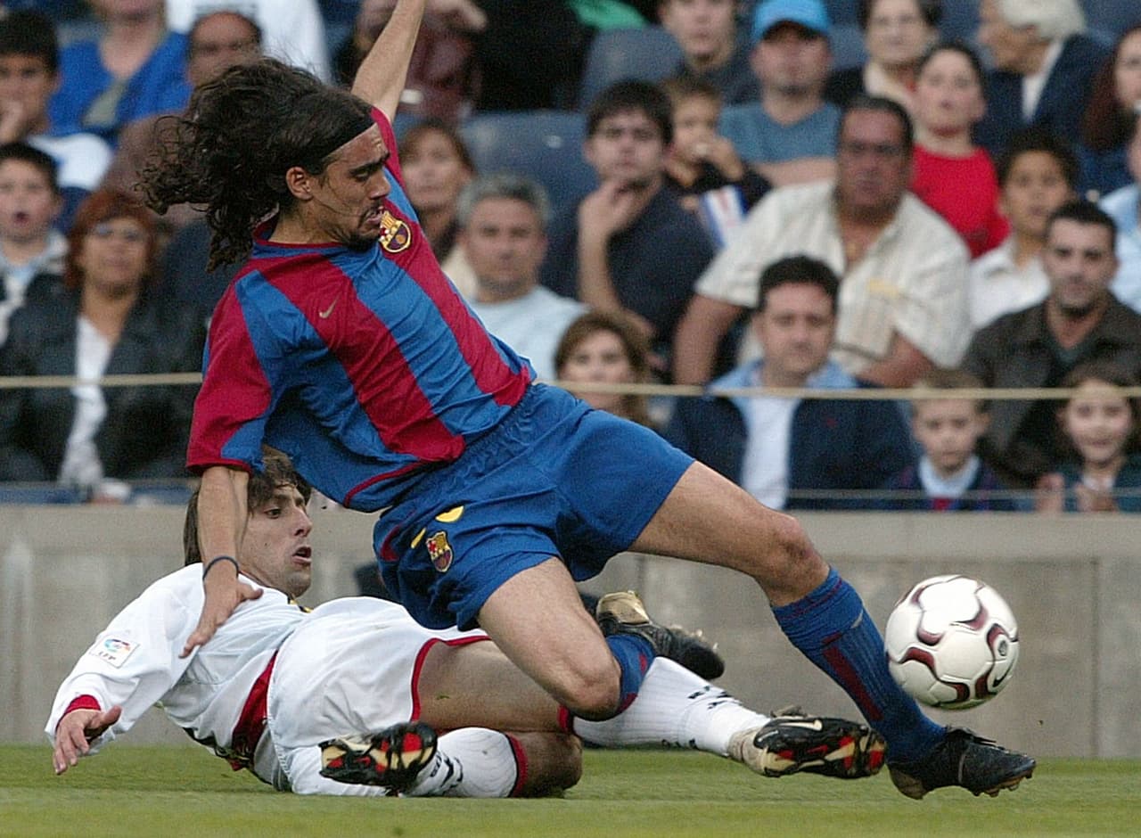 Con su carrera más consolidada por sus pasos por River Plate y Cruzeiro, este último lo prestó en la temporada 2002/2003 al Barcelona donde jugó 15 partidos de Liga y marcó un gol.