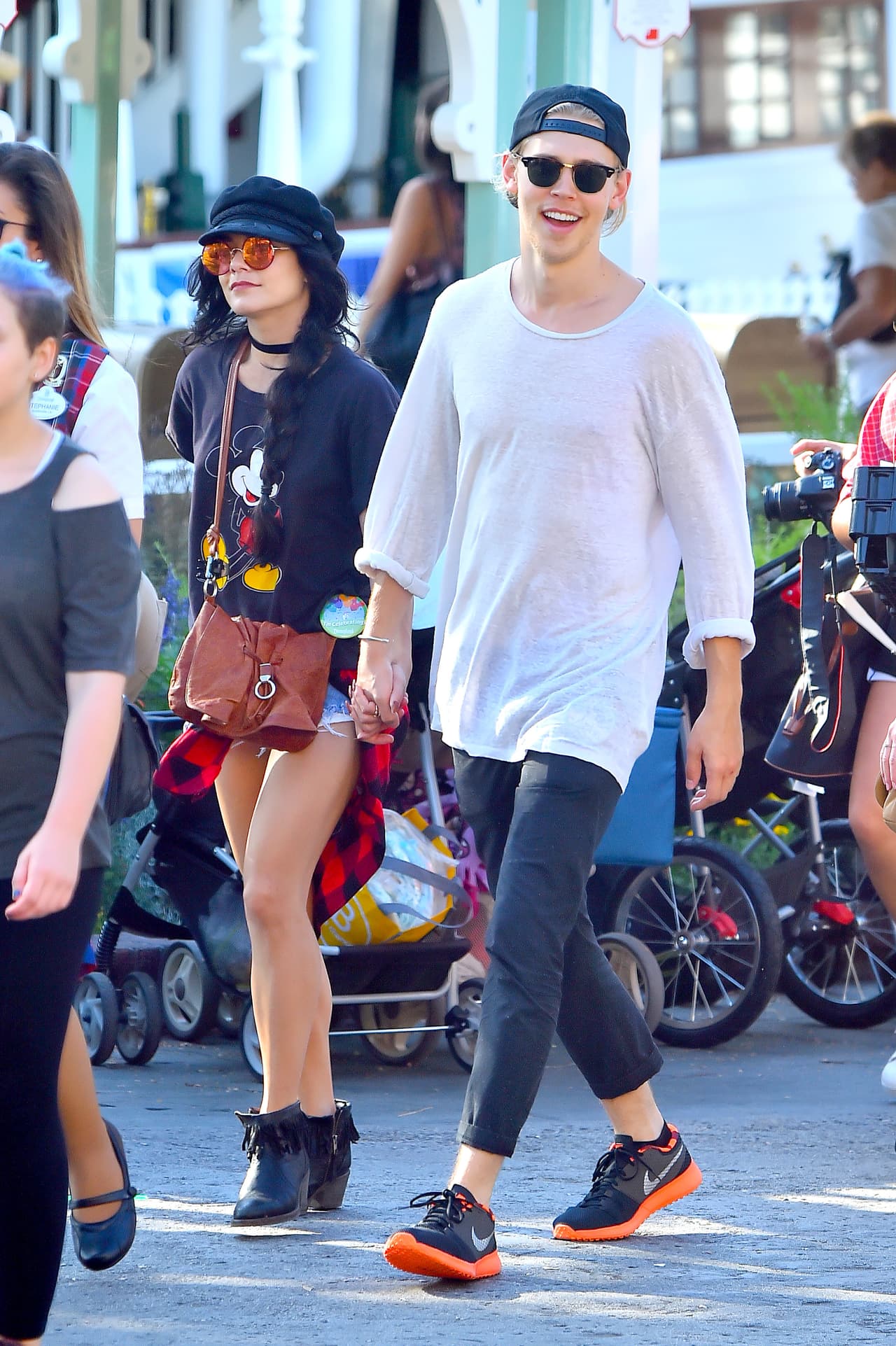 "Él me hace feliz y es su cumpleaños”, fue otro de los mensajes de la actriz.