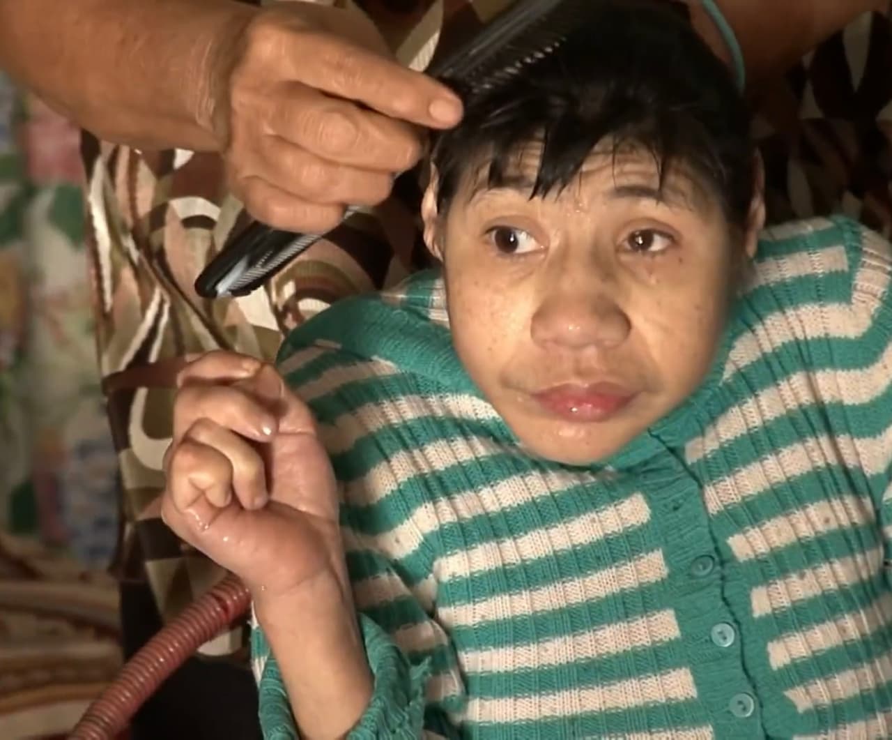 Por si fuera poco, Fonseca está sola en esta labor titánica que conlleva cuidar a sus hijas, debido a que el padre -un hombre de 71 años- está siempre en búsqueda de algún trabajo precario, lejos de Tegucigalpa. 
<br>