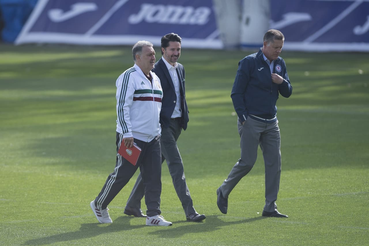 Los directivos de la Federación Mexicana de Fútbol han acompañado a Martino en estas visitas a los equipos.