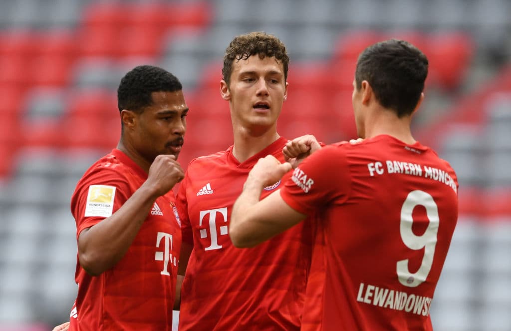 Jugadores del Bayern Múnich celebran luego de que Benjamin Pavard provocara el autogol del central Zanka para abrir el marcador.