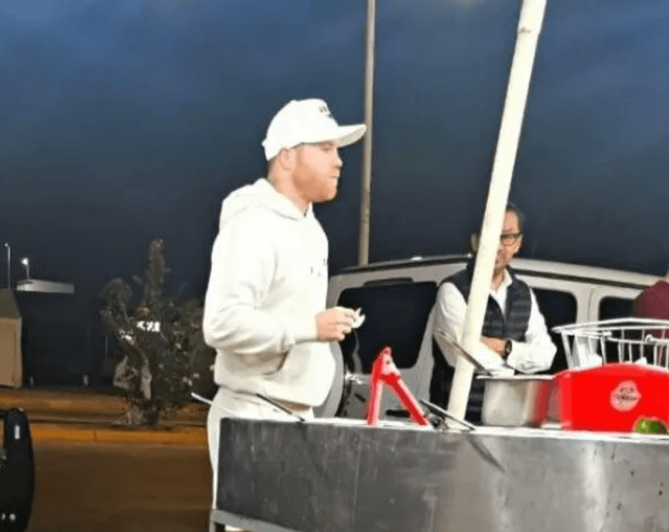 Y aunque el pugil goza de muchos lujos y viaja constatemente a lugares paradisíacos, no se olvida de sus raíces, por eso para pasar sus vacaciones de diciembre se fue para su tradicional Guadalajara, en donde no podía faltar la visita a un tradicional puesto de tacos.