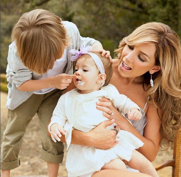 Poco tiempo después del rompimiento, la pareja anunció que esperaba a su segunda hija y que estaban juntos y enamorados otra vez.