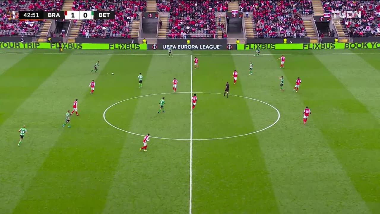 ¡TIRO ATAJADO! disparo por Cucho Hernández.