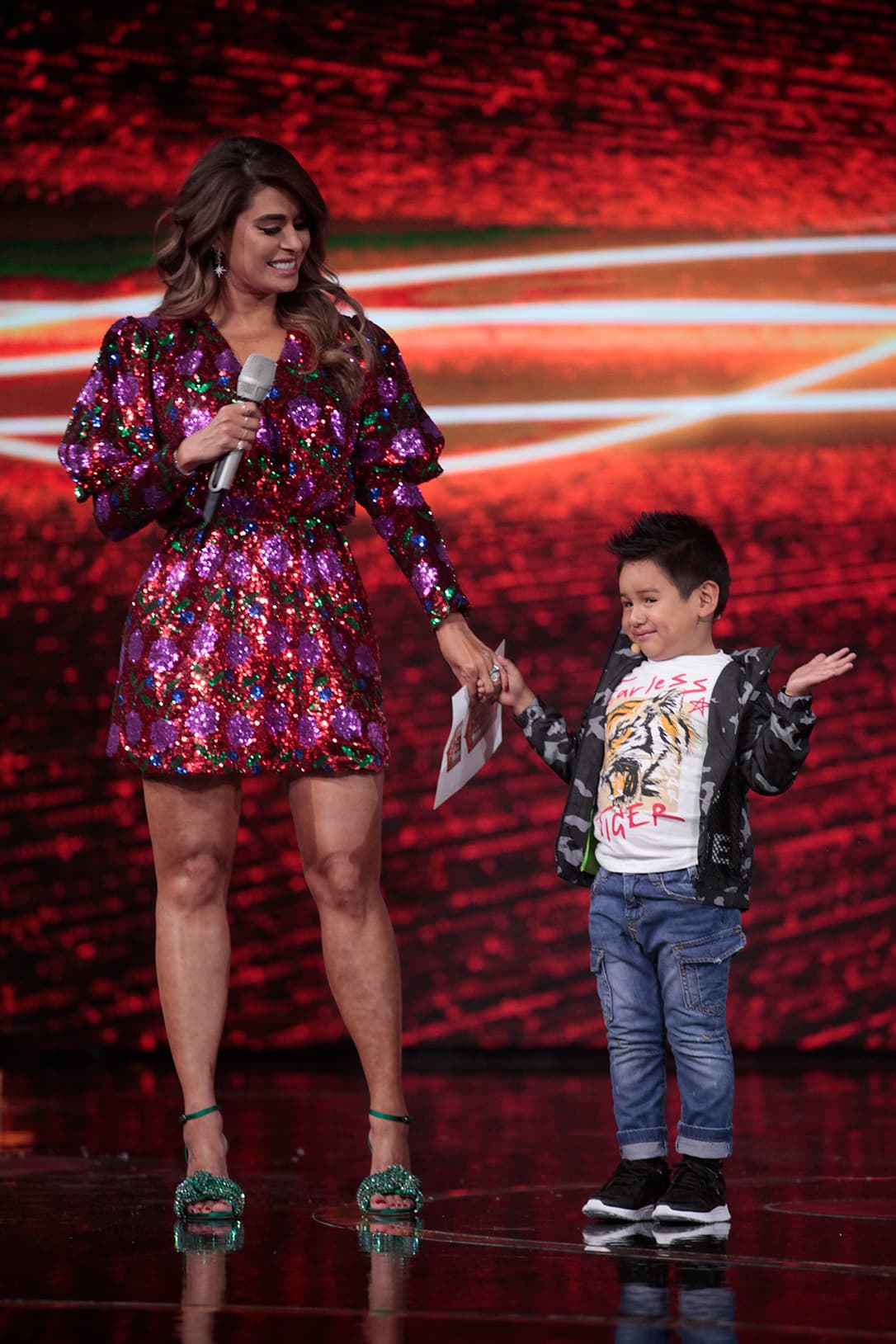 Entonces Giovani continuó con la lección, tratando de hacer entrar en consciencia a Gali y a 'La Vero' de que no estaba "bueno agarrar las cosas sin el permiso de su dueño". Mientras lo hacía, Verónica le reclamaba: "Ya sé que Karol es tu consentida, ya sé que nada más le das besos a ella, ya sé que no te importa nadie del programa más que Karol. Después de que todos le aplaudieron a Giovani, Verónica continuó, enfadada: "Él sigue con su libreto y a mi ni me pela. A mi ni me pelas", le decía desde su lugar.