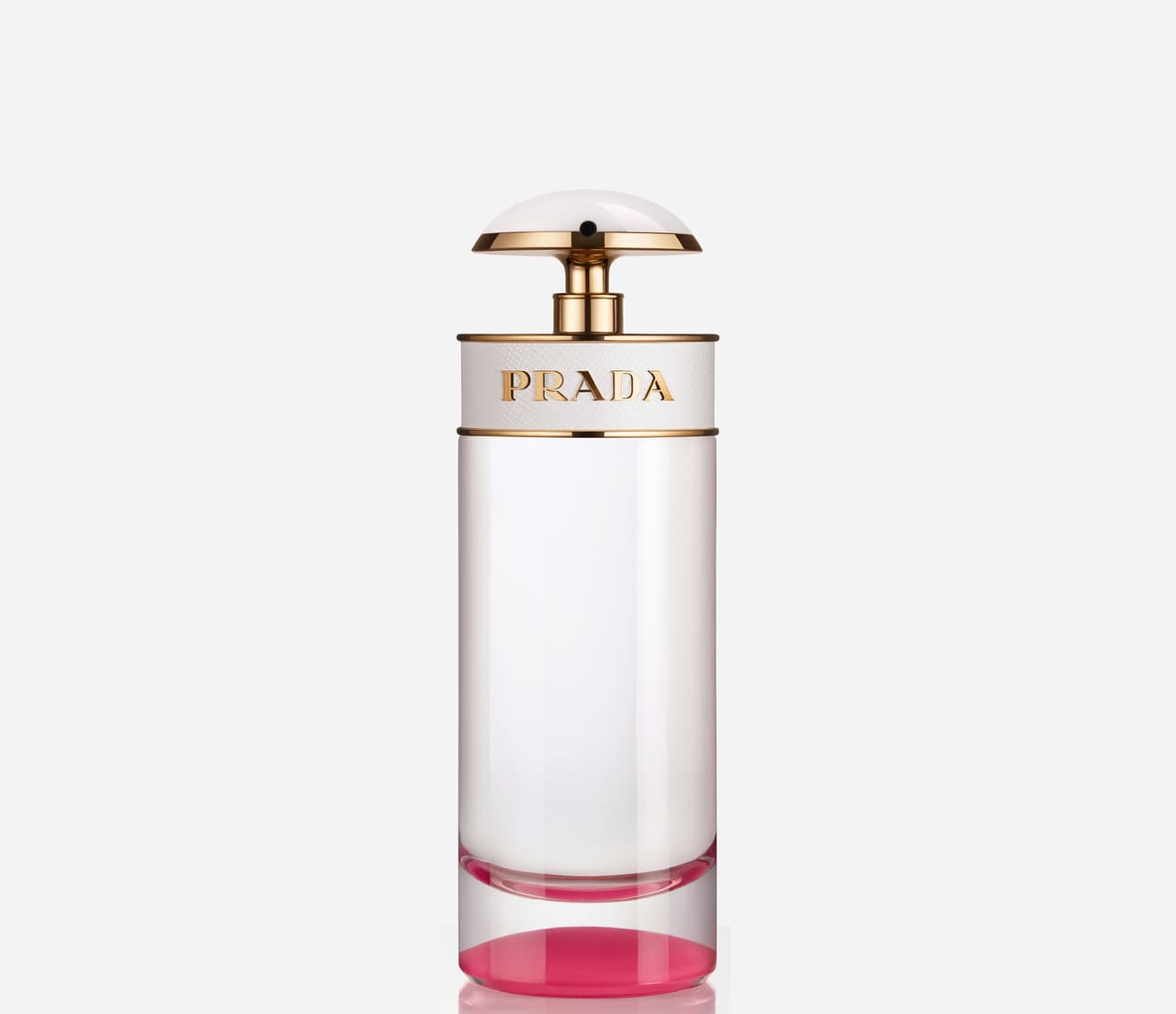 Prada Candy Kiss, creada por la perfumista Daniela Andrier, es una aroma que promete deleitar a las amantes de la versión original de Candy. Es como una mezcla súper poderosa de golosinas y caramelo. Ideal para las que quieren un aroma que deje huella, pero sobre todo perfecto para las que aman los aromas dulces.