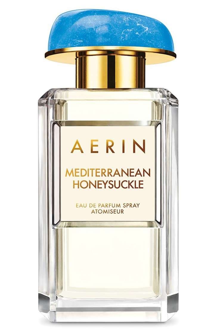 Mediterranean Honeysuckle de Aerin, se inspirada en una playa brillante del mediterraneo y en sus flores. Entre sus notas destaca la bergamota italiana, por lo que promete ser muy fresca. Su aroma es floral y cítrico. Además tiene mandarina, jazmín sambac absoluto –ósea concentrado, y gardenia. Es un aroma luminoso ideal para la primavera y el verano.