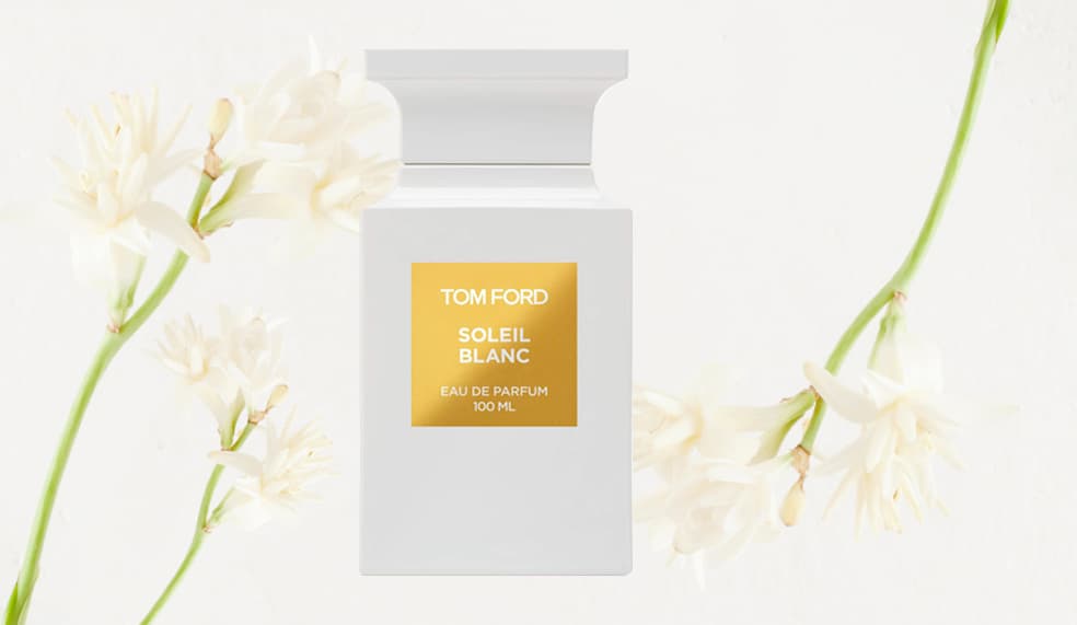 Definitivamente Private Blend Soleil Blanc de Tom Ford es uno de nuestros aromas favoritos. Se inspira en las islas privadas en donde el verano dura todo el año, -una verdadera delicia para quienes en este momento sufrimos con las lluvias. Su aroma es floral gracias al ylang ylang, el nardo y el jazmín egipcio, tiene notas cítricas de bergamota y pistache. Además el habas tonka y el ámbar le dan un toque de lujo.