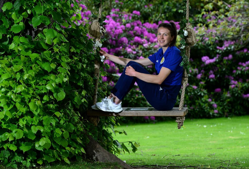 La Selección femenil de Escocia cerró su preparación para participar en su primera aventura en una Copa Mundial Femenina cuando el domingo próximo hagan su presentación en una competencia de esta envergadura ante, ni más ni menos que, Inglaterra, una nación con una gran rivalidad en el campo de fútbol sin importar la rama o la categoría. En medio de la última práctica antes de viajar a Francia algunas jugadoras participaron en una interesante sesión fotográfica.