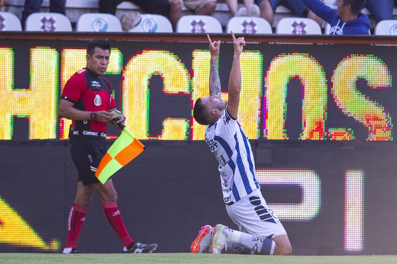 Gracias a un doblete de Luis Chávez y otro golazo de Roberto de la Rosa, el Pachuca dio cuenta de los Rayados.