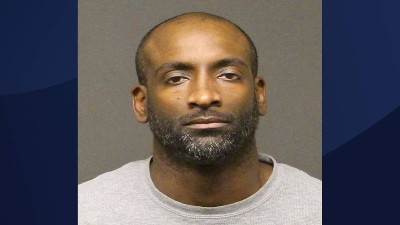 Autoridades locales indican que
<b>Raphael R. Morris</b> fue arrestado y registrado en la cárcel del condado de Mohave por cargos que incluyen el
<b>transporte de estupefacientes para la venta y posesión de parafernalia de drogas. </b>Según reportes, Morris es de Homer Glen, Illinois.