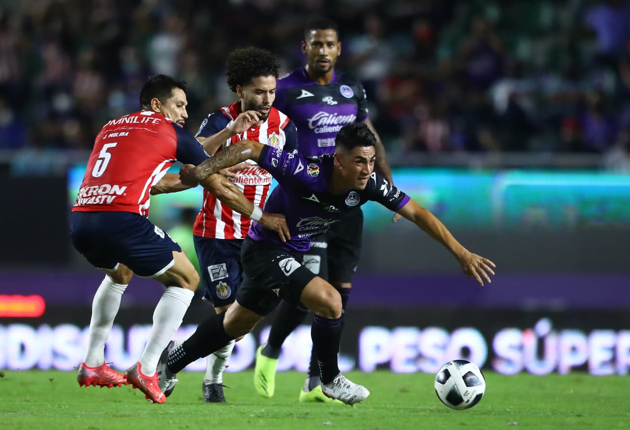 La primera parte fue muy disputada y ningún equipo logró imponer dominio. Los remates a portería fueron escasos y la polémica llegaría sobre la media hora.