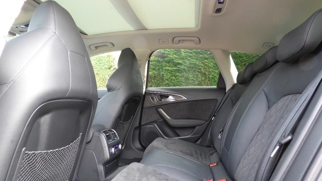 ¿Cuánto quiere Harry por su Audi RS6 Avant 2017? Pues nada más que 
<b>94,200 dólares</b> (£71,900). Por esa cantidad su eventual comprador no solo adquirirá un potente carro de lujo, con espacio de sobra y apenas 4,464 millas de uso, sino también una máquina que alguna vez fue usada por uno de los miembros favoritos de la familia real inglesa. Algo que, para algunas personas, 
<b>no tiene precio</b>.