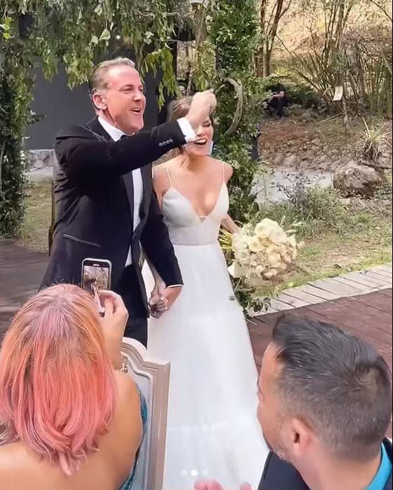 La presentadora también apareció con el tradicional ramo de flores de novia. 
<br>