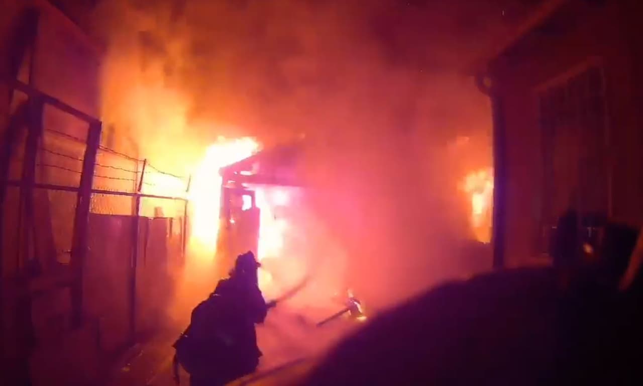 En las entrañas del fuego: así arriesgan la vida día con día los bomberos de Oakland