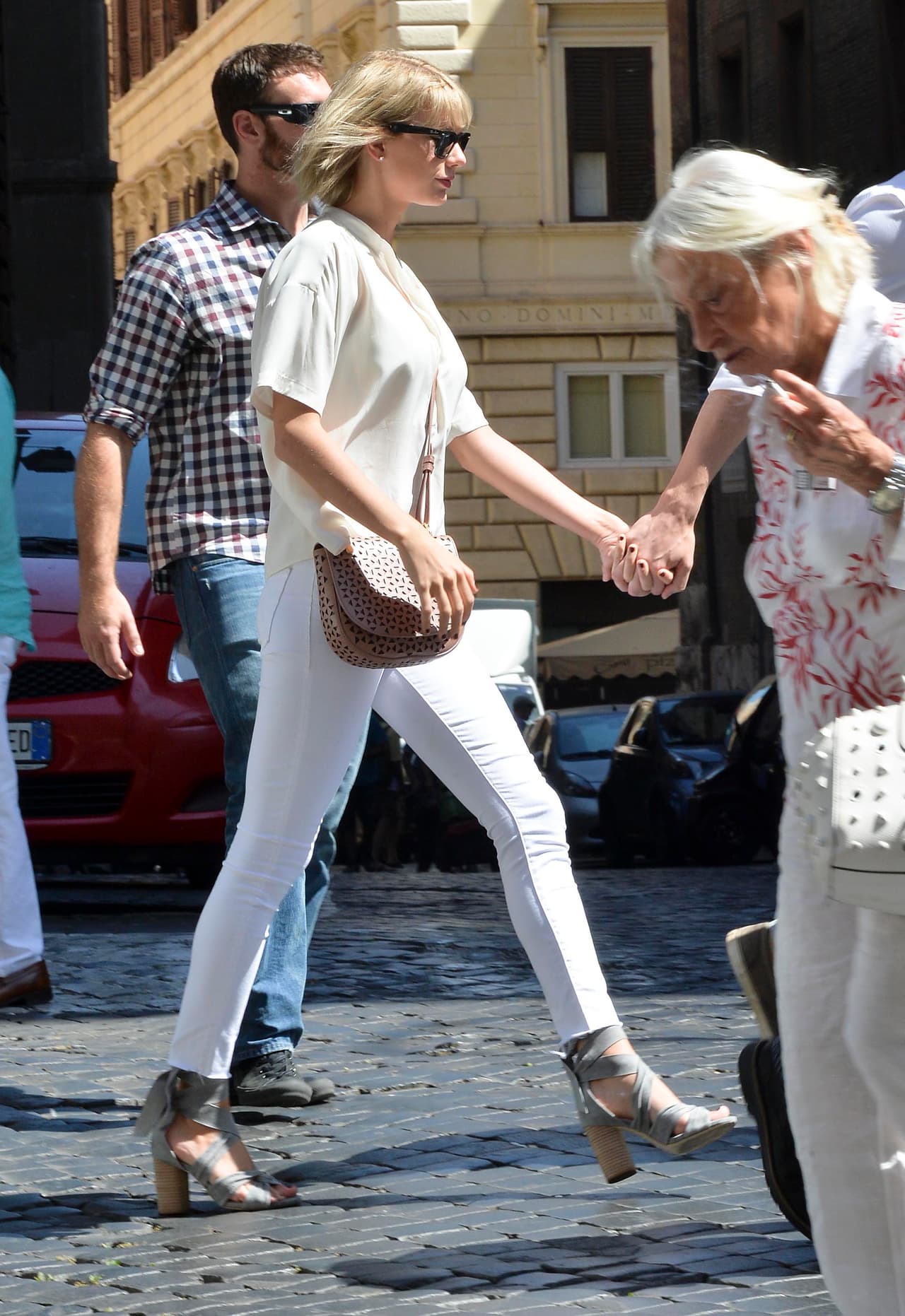 La cantante lució de lo más 'chic' en una jeans blancos y botas muy modernas.